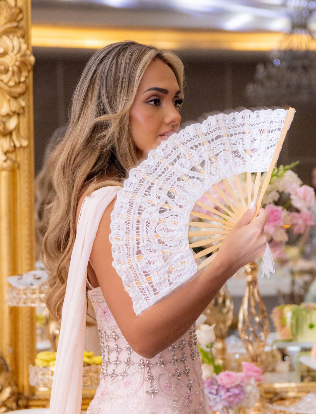 Novia con abanico de encaje, fotografía de boda por CineFramas