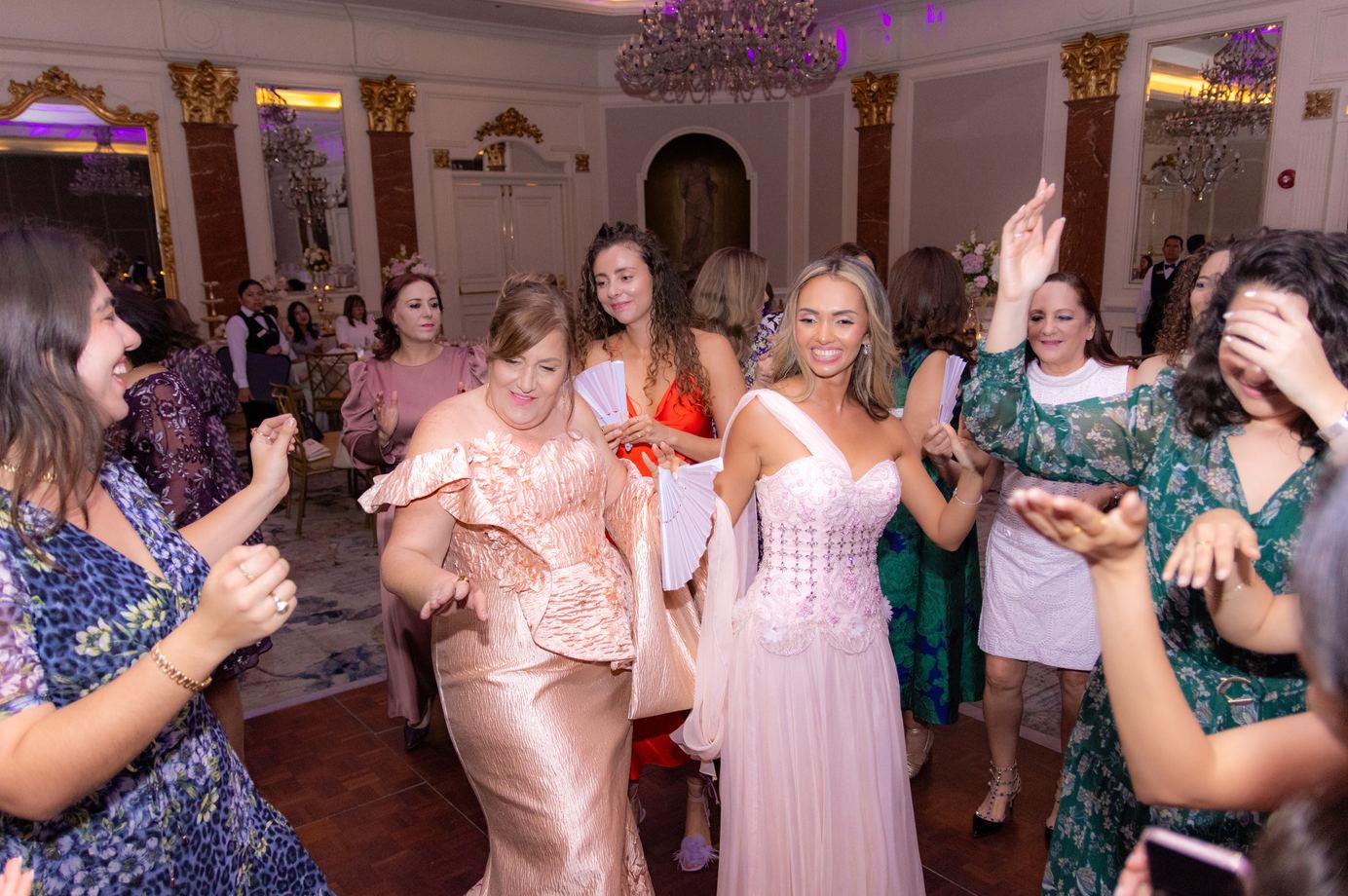 Invitados bailando en una fiesta de boda