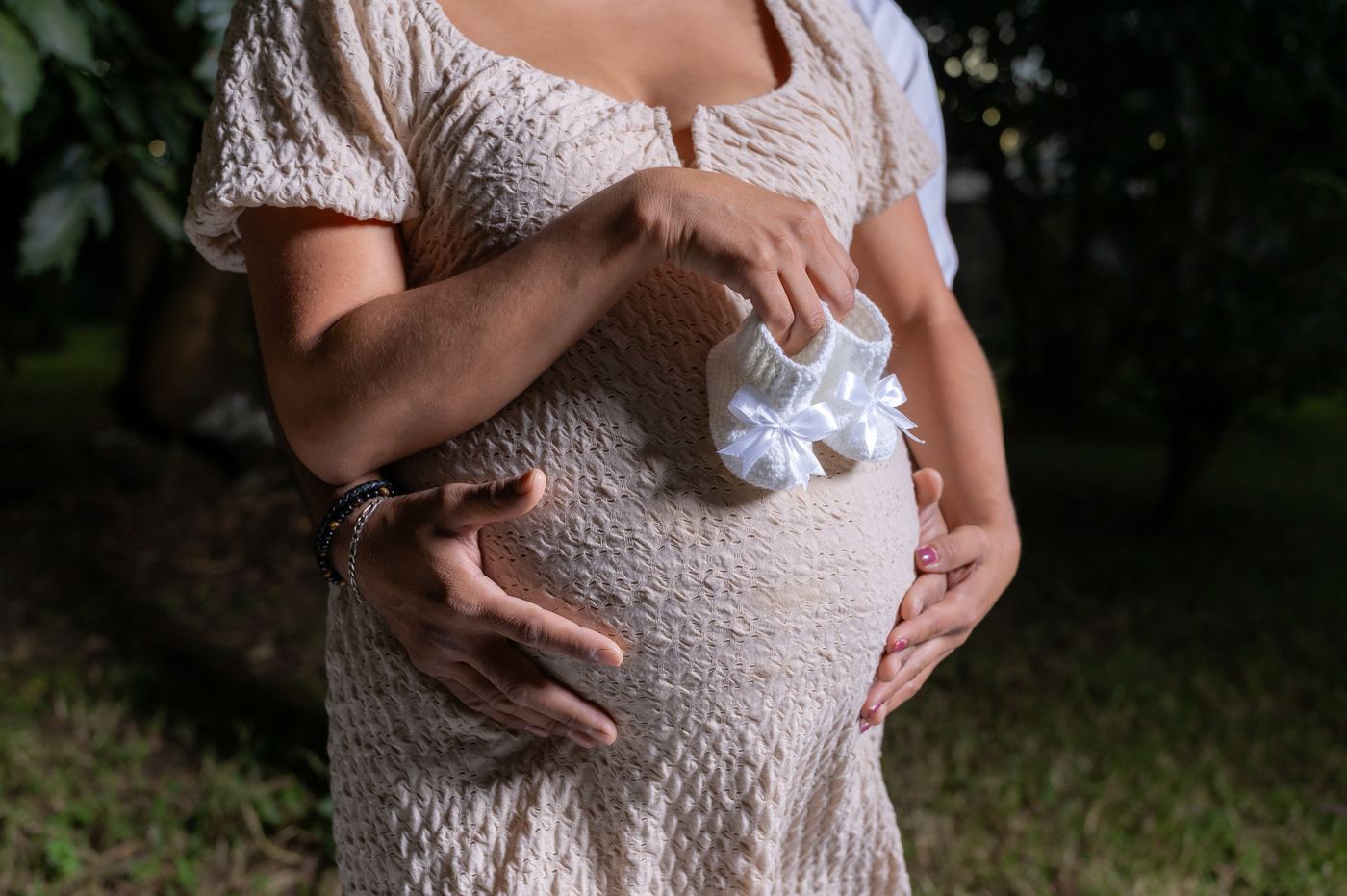 Fotografía de sesión de embarazo por CineFramas