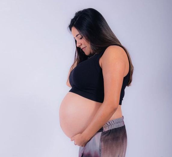 Fotografía de sesión de embarazo por CineFramas