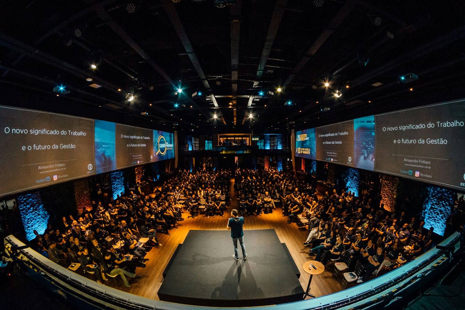Auditorio lleno durante una conferencia corporativa
