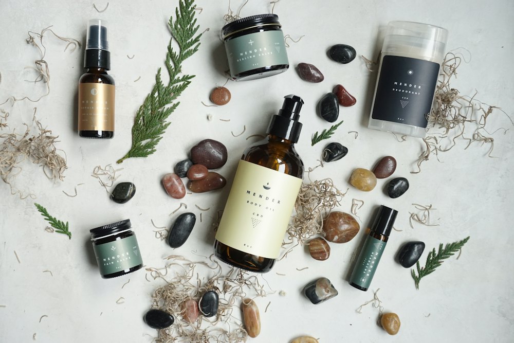 Línea de productos cosméticos fotografiada en composición cenital