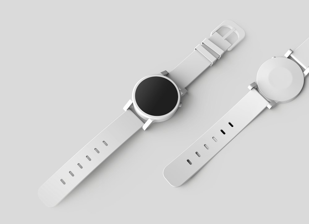 Relojes inteligentes fotografiados sobre fondo neutro
