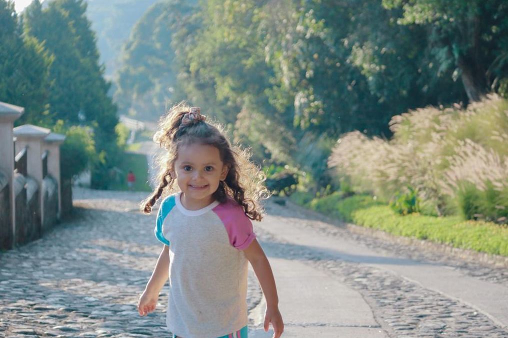 Fotografía de sesión de familia por CineFramas