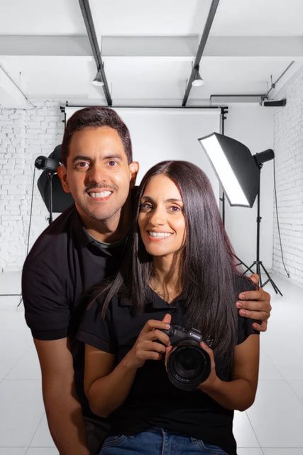 Iván y Andrea, fundadores de CineFramas, con una cámara en el estudio