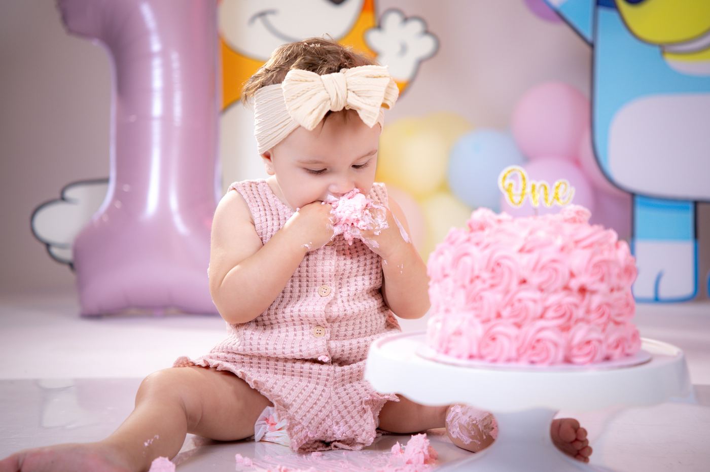 Fotografía de sesión smash cake por CineFramas