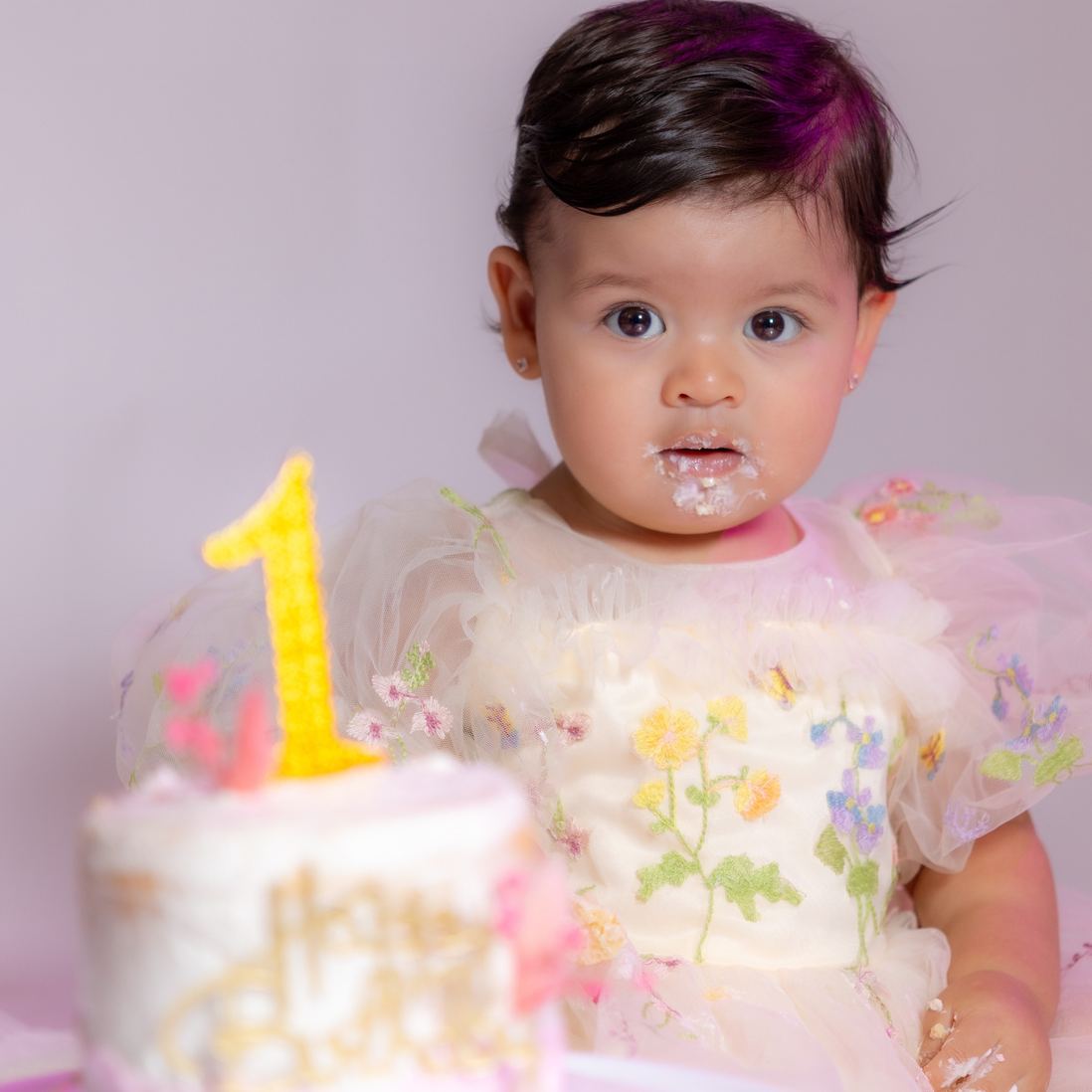 Fotografía de sesión smash cake por CineFramas